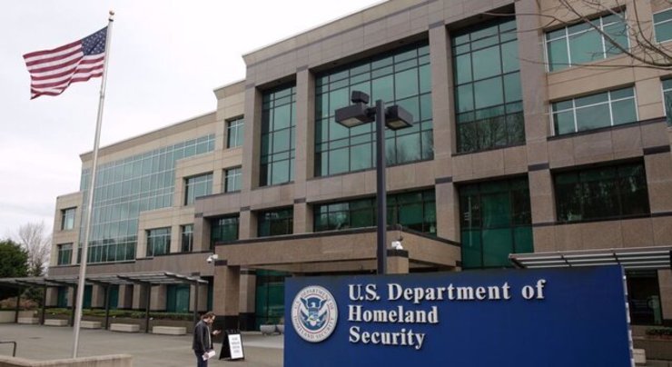 برخورد یک خودرو به ساختمان وزارت امنیت داخلی آمریکا