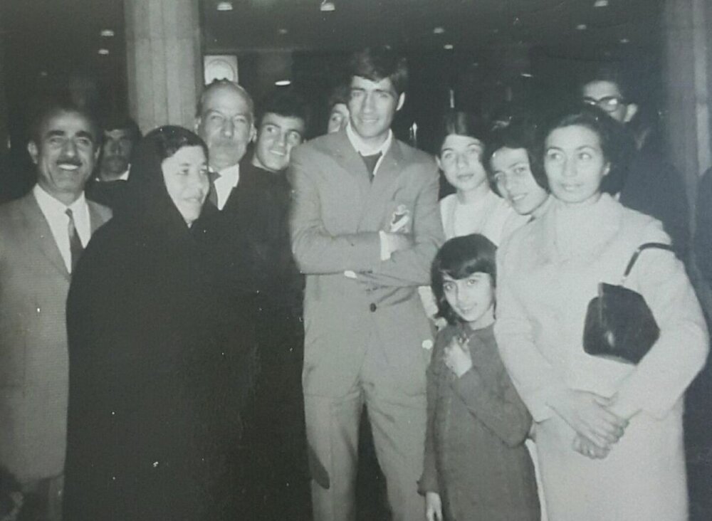 ناصر حجازی در کنار پدر و مادرش/عکس