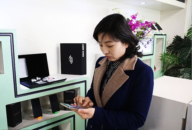 دستور جدید رهبر کره شمالی درباره شبکهای اجتماعی و موبایل شهروندان/ مجازات سخت در انتظار چت عاشقانه نوجوانان دستور جدید رهبر کره شمالی درباره شبکهای اجتماعی و موبایل شهروندان/ مجازات سخت در انتظار چت عاشقانه نوجوانان