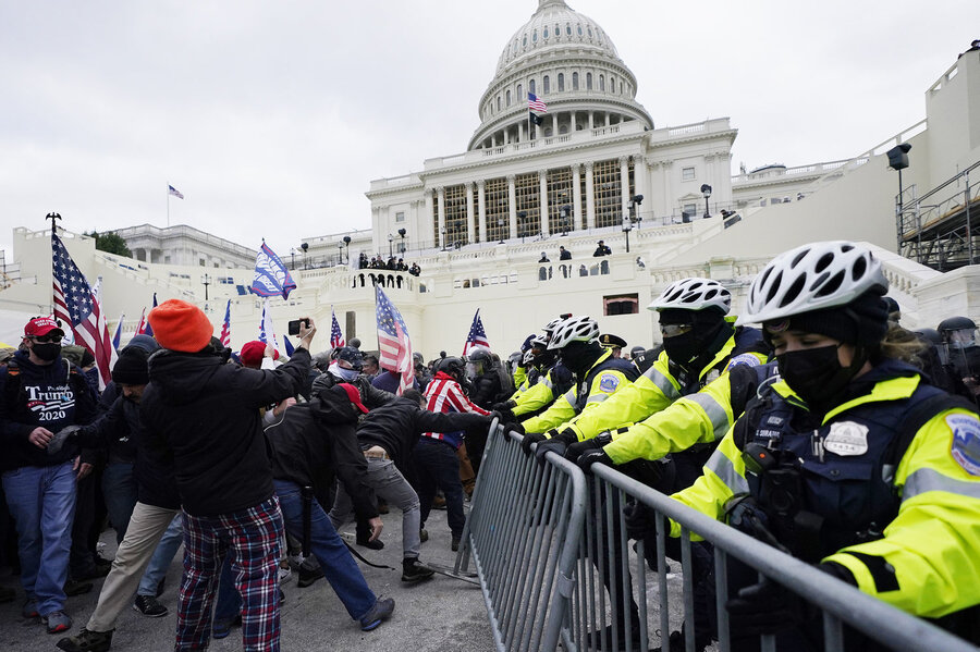 کنگره در محاصره طرفداران ترامپ/ مایک پنس از جلسه بیرون برده شد/ تهدید به بمب‌گذاری