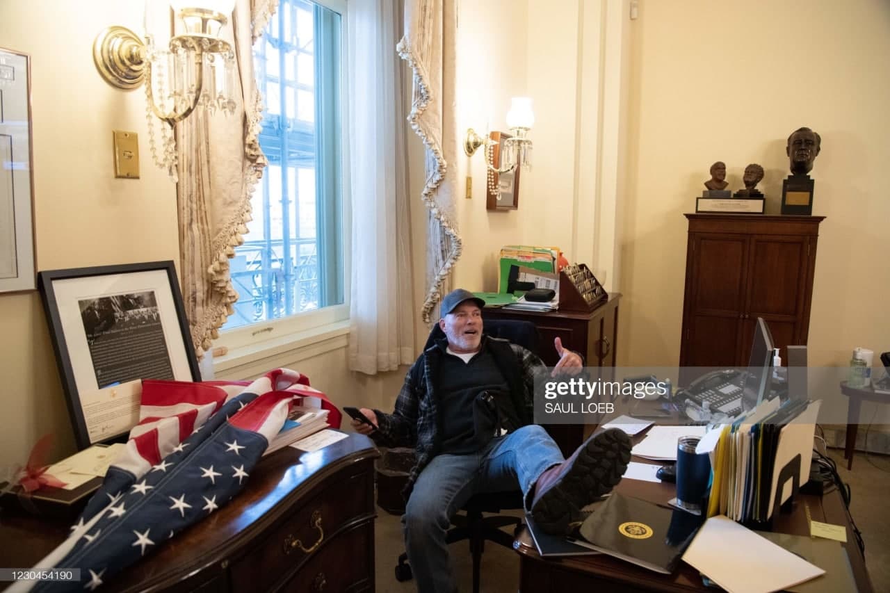 عکس| تکیه هواداران ترامپ بر صندلی رئیس مجلس نمایندگان عکس| تکیه هواداران ترامپ بر صندلی رئیس مجلس نمایندگان