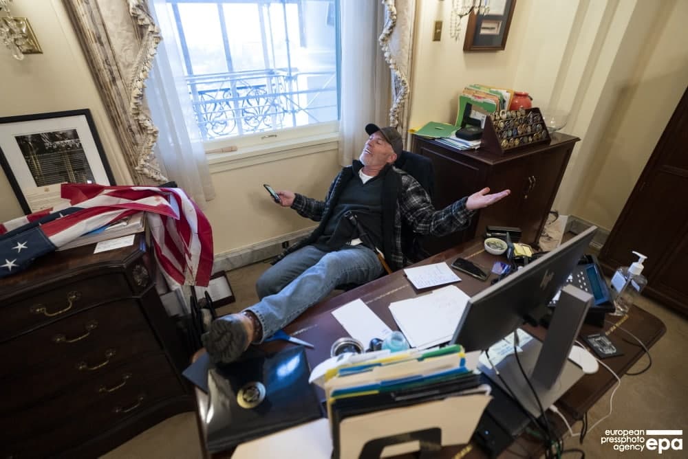 عکس| تکیه هواداران ترامپ بر صندلی رئیس مجلس نمایندگان عکس| تکیه هواداران ترامپ بر صندلی رئیس مجلس نمایندگان