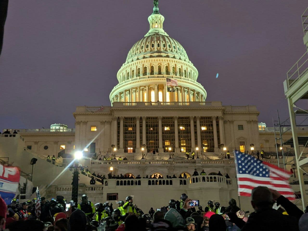 عکس| آتشبازی هواداران ترامپ دور کنگره آمریکا عکس| آتشبازی هواداران ترامپ دور کنگره آمریکا