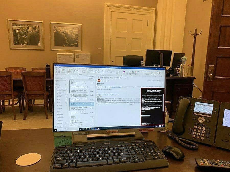 عکس| تکیه هواداران ترامپ بر صندلی نانسی پلوسی، رئیس مجلس نمایندگان آمریکا عکس| تکیه هواداران ترامپ بر صندلی نانسی پلوسی، رئیس مجلس نمایندگان آمریکا