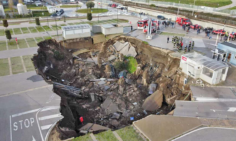 تصاویر| گودال عظیمی در ناپل ایتالیا خودروها را به کام زمین فرو برد