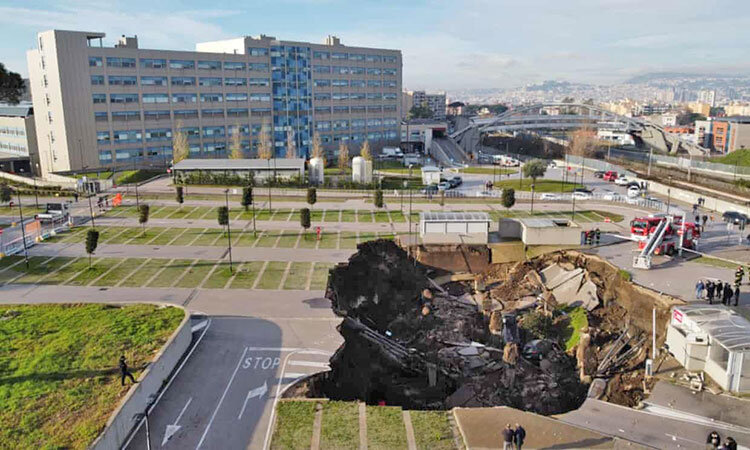 تصاویر| گودال عظیمی در ناپل ایتالیا خودروها را به کام زمین فرو برد