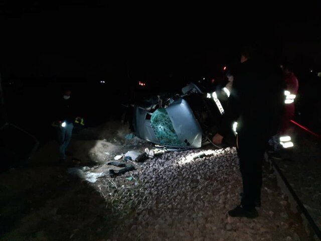 برخورد قطار مسافربری با خودرو در کرج یک کشته بر جا گذاشت+عکس برخورد قطار مسافربری با خودرو در کرج یک کشته بر جا گذاشت+عکس