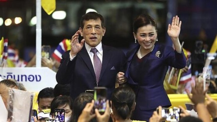 جارو کشی پادشاه تایلند و معشوقه جنجالی اش در زندان! / عکس