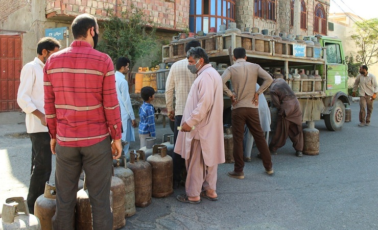 تصاویر| کمبود گاز و صف مردم در سیستان و بلوچستان