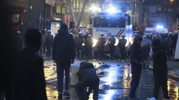 حمله معترضان به خودروی شاه بلژیک