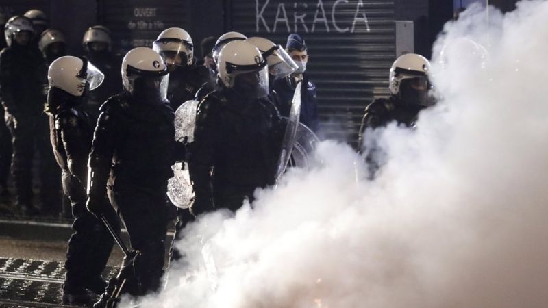 حمله معترضان به خودروی شاه بلژیک