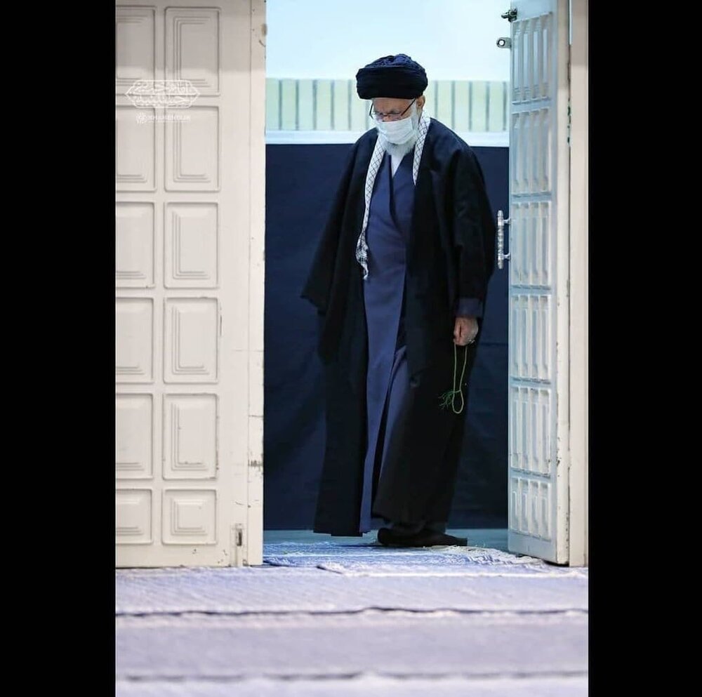 تصویر لحظه ورود رهبر انقلاب به مراسم عزاداری شام شهادت حضرت زهرا (س)