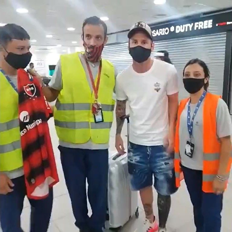 عکس| وقتی مسی هم ماسک را اشتباه به صورت می‌زند!