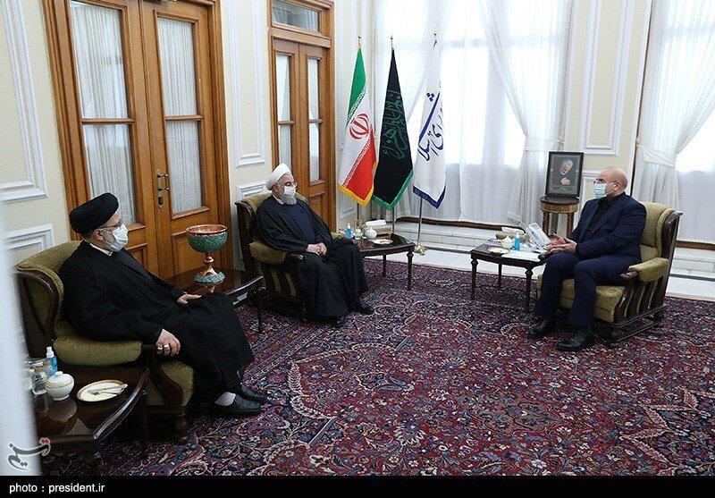 قاب عکس متفاوت در اتاق جلسه روحانی، قالیباف و رئیسی