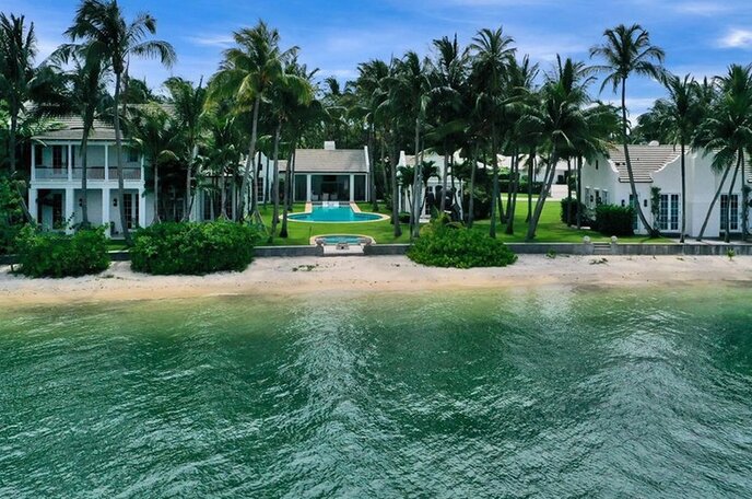 ولخرجی بزرگ سیلوستر استالونه برای خرید ویلای اشرافی / عکس