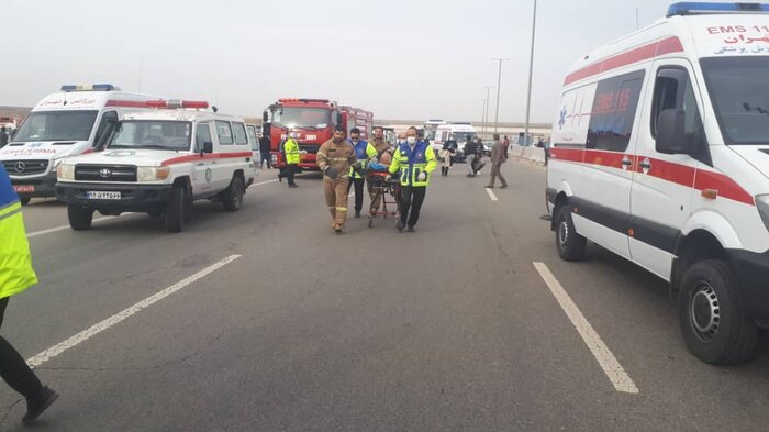 تصادف اتوبوس در محور تهران-قم/ ۱۶ نفر مصدوم شدند