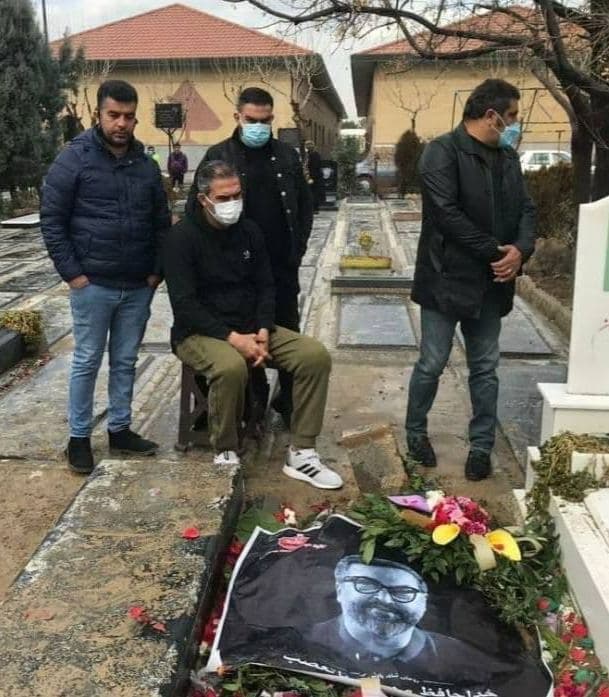 احمدرضا عابدزاده بر مزار مهرداد میناوند/عکس احمدرضا عابدزاده بر مزار مهرداد میناوند/عکس