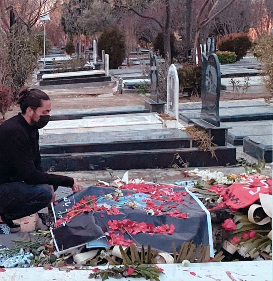 مدافع استقلال بر مزار میناوند/عکس