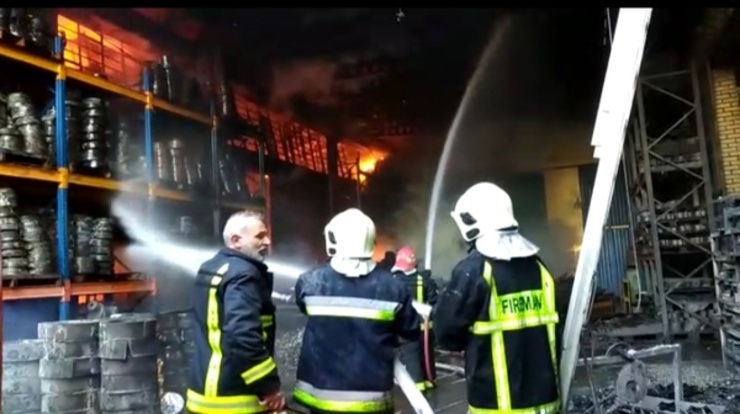 آتش‌سوزی گسترده شرکت تولیدی لنت در کاشان / ۷ نفر مصدوم شدند