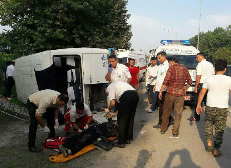 واژگونی مینی‌بوس در اصفهان/ ۱۸ نفر مصدوم شدند