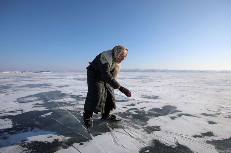 تصاویر| اسکیت‌بازی پیرزن ۷۹ ساله روی یخ‌های دریاچه بایکال