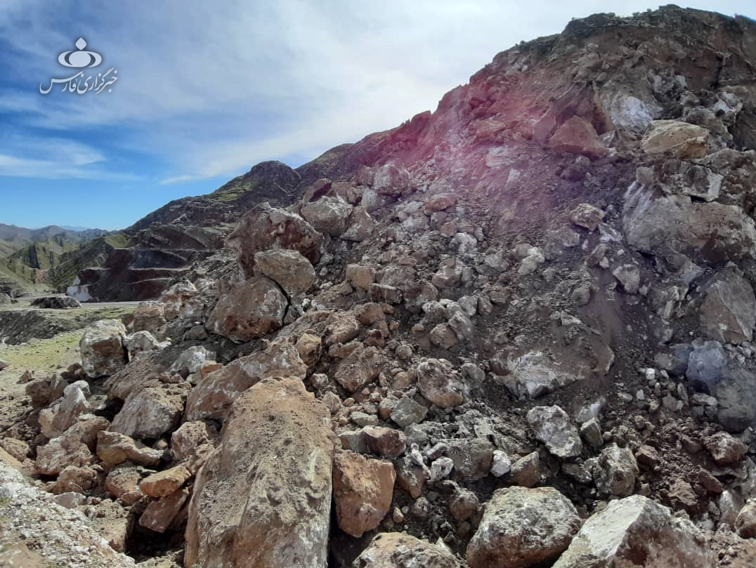 ریزش گسترده کوه در جاده ایذه؛ احتمال ماندن خودروها زیر آوار کوهستان ریزش گسترده کوه در جاده ایذه؛ احتمال ماندن خودروها زیر آوار کوهستان