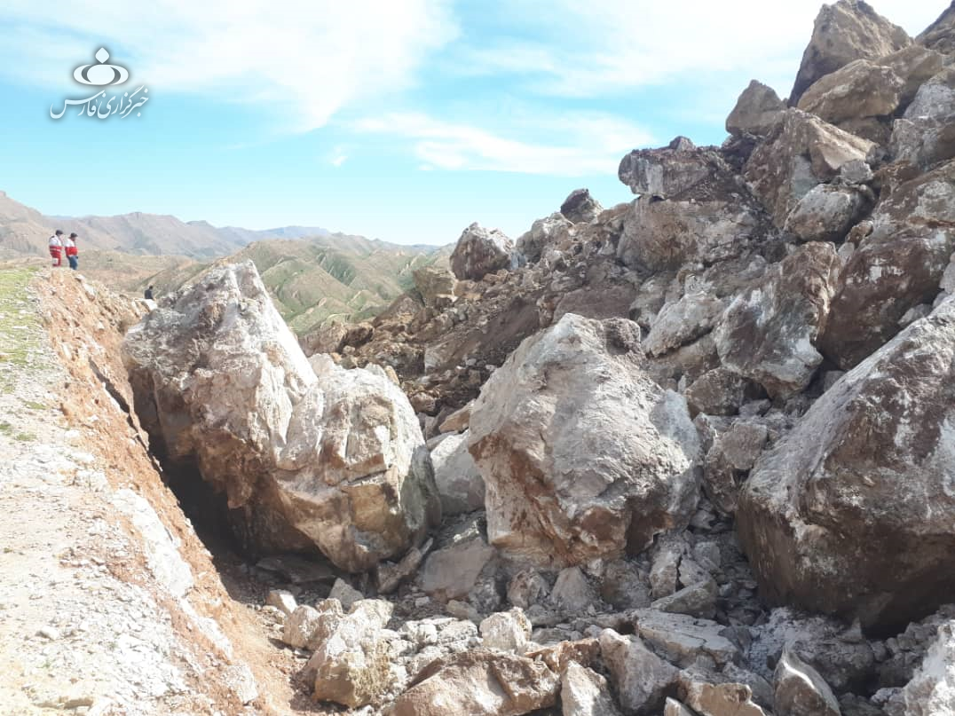 ریزش گسترده کوه در جاده ایذه؛ احتمال ماندن خودروها زیر آوار کوهستان ریزش گسترده کوه در جاده ایذه؛ احتمال ماندن خودروها زیر آوار کوهستان