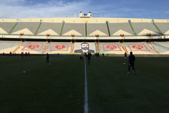 تصویر انصاریان روی سکوی‌های ورزشگاه آزادی/ 22 کبوتر آزاد شدند