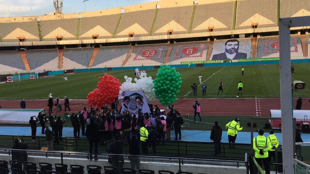 تصویر انصاریان روی سکوی‌های ورزشگاه آزادی/ ۲۲ کبوتر آزاد شدند