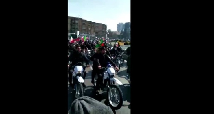 فیلم| شعار مرگ بر روحانی در راهپیمایی ۲۲ بهمن اصفهان/انتقاد وزیر فرهنگ