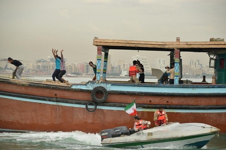 توقیف ۲ شناور در آب‌های خلیج فارس/ دستگیری ۱۲ متهم