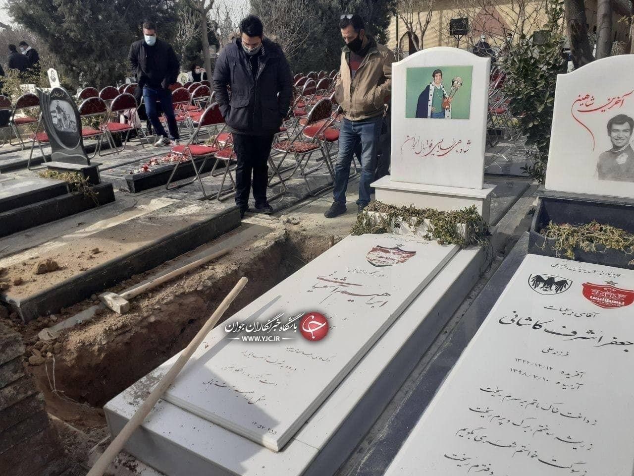 تصویری از آرامگاه ابدی مهرداد میناوند