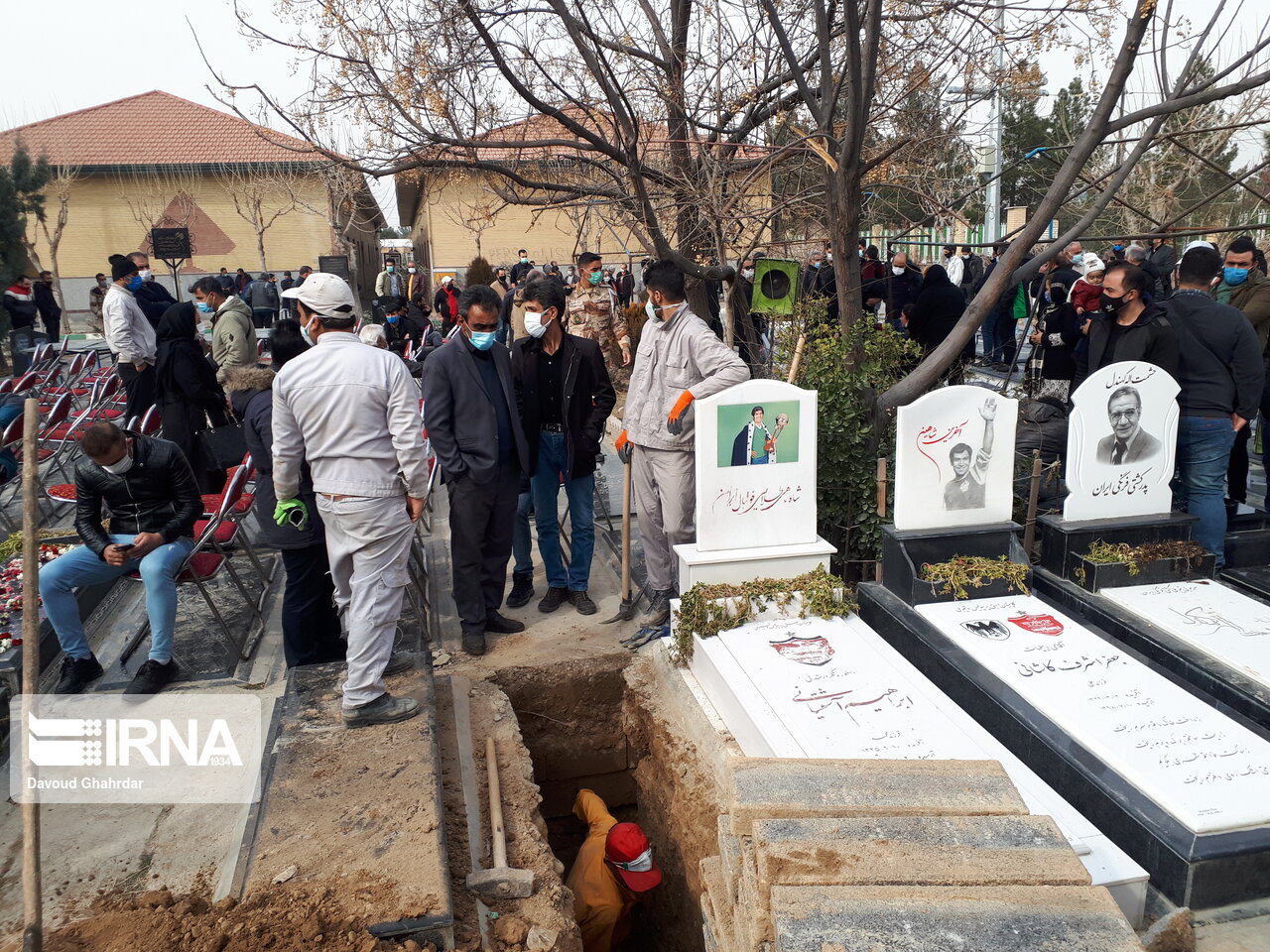 عکس| میناوند در کنار چه کسانی به خاک سپرده شد؟ عکس| میناوند در کنار چه کسانی به خاک سپرده شد؟