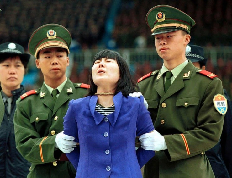 تصاویر| روش‌های اعدام در چین؛ از ون‌های سیار تزریق موادکشنده تا جوخه‌های تیرباران