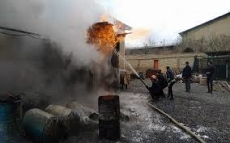 مصدومیت ۹ کارگر در آتش‌سوزی شرکت آرایشی و بهداشتی