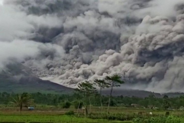 فوران کوه آتشفشانی در اندونزی+عکس