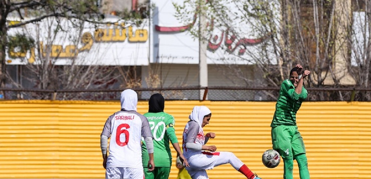 تصاویر| دیدار تیم‌های فوتبال زنان شهرداری بم و شهرداری سیرجان