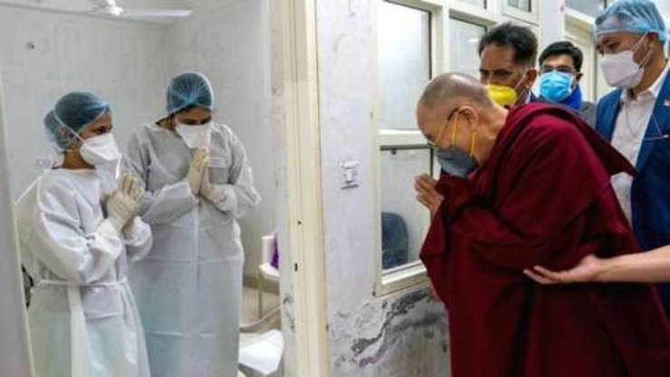 دالای لاما پس از تزریق واکسن کرونا؛ خیلی مفید است