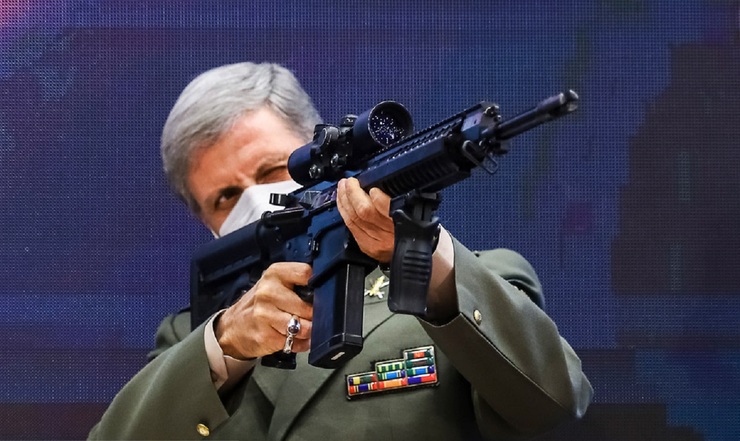 تصاویر| وقتی وزیر دفاع اسلحه به دست می شود
