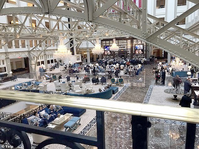 ترامپ در هتلش چطور غذا میخورد ترامپ در هتلش چطور غذا میخورد