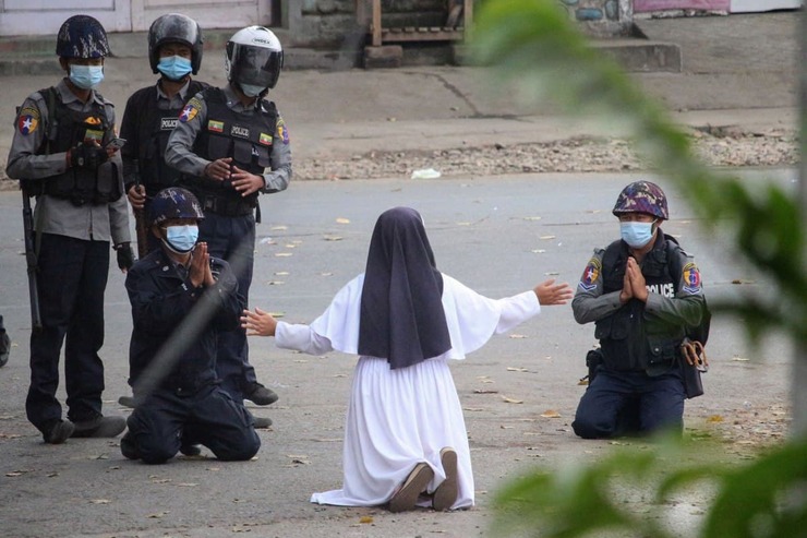 عکس| زانو زدن راهبه میانماری در مقابل پلیس برای حمایت از معترضان
