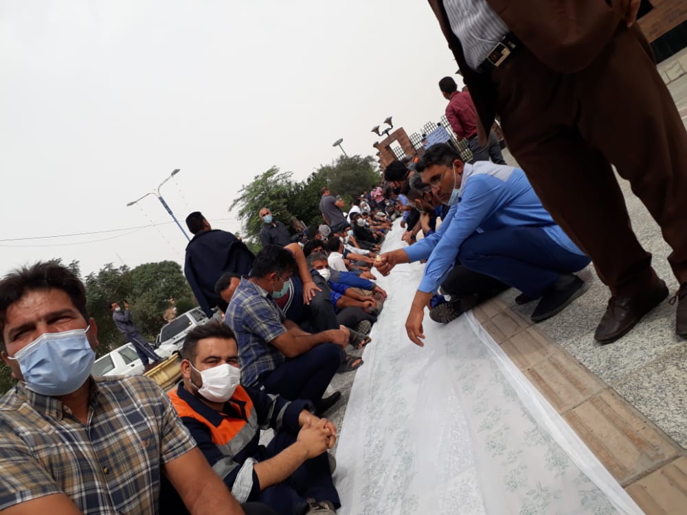 عکس| اعتراض کارگران آبفای اهواز با پهن کردن سفره خالی عکس| اعتراض کارگران آبفای اهواز با پهن کردن سفره خالی