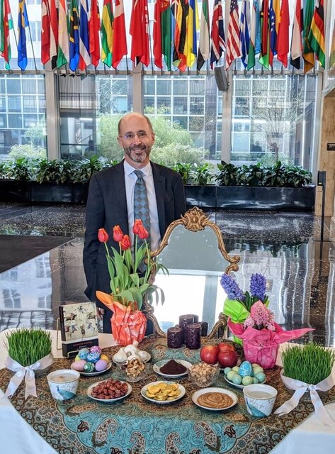 عکس| آرزوی نماینده ویژه آمریکا در امور ایران در کنار سفره هفت‌ سین