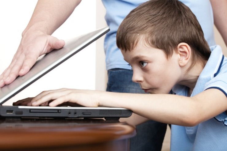 چطور کودکان معتاد به اینترنت را از گوشی و تبلت جدا کنیم؟/ این هفت روش را امتحان کنید
