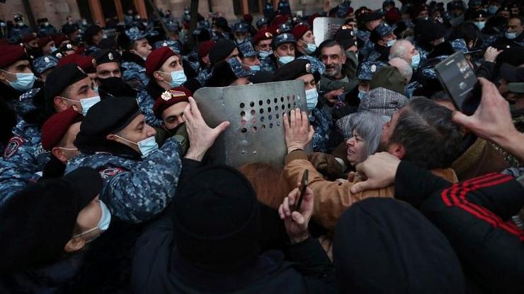 بحران سیاسی در ارمنستان/ پاشینیان: ارتش می‌خواهد کودتا کند