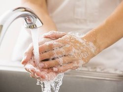 استفاده از دستکش، ضرورت شستن دست‌ها را برطرف نمی‌کند