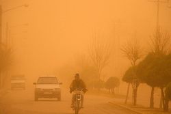 کاهش ساعت کار ادارات خوزستان به دلیل وقوع گرد و خاک