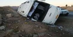 یک کشته و ۸ مصدوم بر اثر واژگونی مینی‌بوس در جاده مشهد