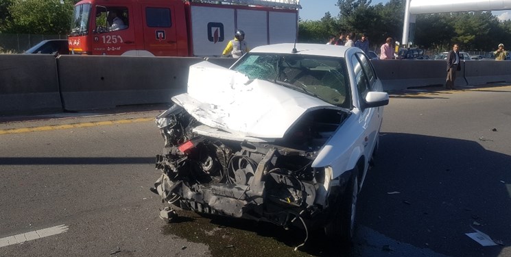 تصادف شدید سه خودرو در آزادراه قم تهران/عکس