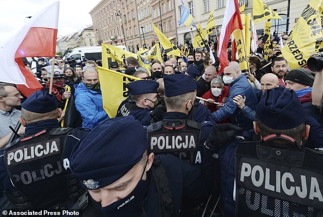 اعتراضات ضد قرنطینه در لهستان به خشونت کشیده شد